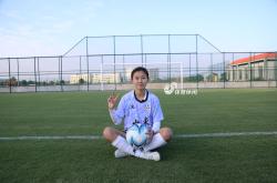 兰州女足球员接受力量训练：体能逐渐增强