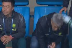 孙兴慜场边指挥情绪激动，巴黎圣日耳曼队员怒摔水瓶的简单介绍